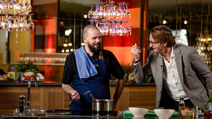 Carottes kökschef Jonas Berg tillsammans med Konserthusets programchef Fredrik Andersson bjuder på sopprecept. Foto: Yanan Li