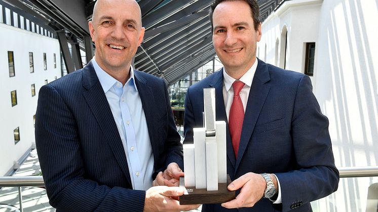 Stefan Hattenkofer (links), Vorstandsmitglied der Stadtsparkasse München, und Markus Putz, Direktor Treasury sowie Unternehmens-, Firmenkunden und Bauträger, freuen sich über die Auszeichnung.