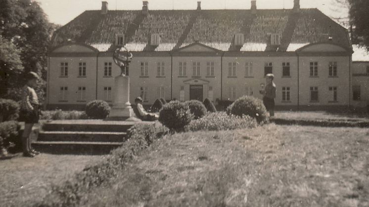 Foto: Schüler des Internats Louisenlund verbringen ihre Pause an der Sonnenuhr (um 1950) – Archiv der Stiftung Louisenlund