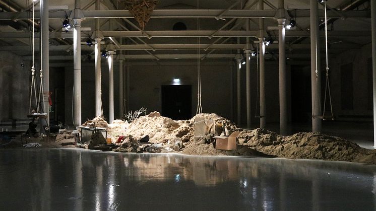 Installationsvy, utställningen Älskade älskade älskade, av Gylleboveket på Färgfabriken