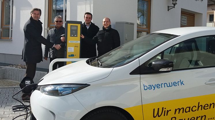 Wir machen Bayern e-mobil: Obertraublings Bürgermeister Rudolf Graß, Albert Bortenhauser vom Bauamt und Florian Goß und Daniel Pangerl vom Bayernwerk (v.l.) nehmen die neue Ladesäule in Betrieb.