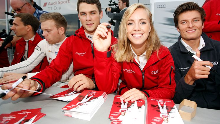 Audi Sport TT Cup Oschersleben 2015 - Mikaela Åhlin-Kottulinsky skriver autografer
