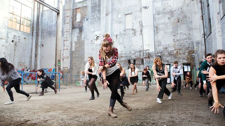 Bild från dansuppsättning i en av Forsåkers historiska industribyggnader. Foto: Emmy Jonsson