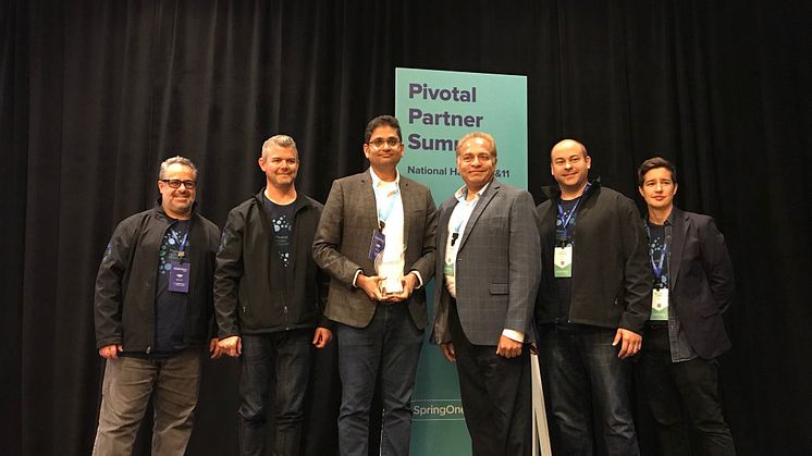 På prisutdelningen i Washington D.C. från vänster: Danny Zaidifard (Pivotal), Nick Cayou (Pivotal), Pankaj Sehgal (Capgemini), Subrata Pal (Capgemini), Colin Stevenson (Pivotal) och Melissa Larson (Pivotal)