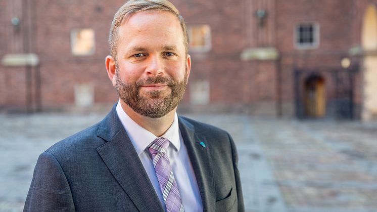 Jonas Naddebo, tf gruppledare för Centerpartiet i Stockholms stad, vill att åldern för att kunna ansöka om feriejobb inom stadens verksamheter sänks till 13 år.
