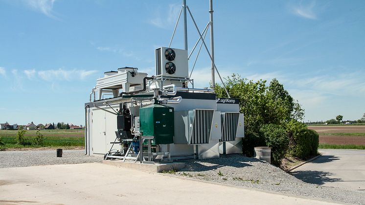 Das Gasreinigungssystem vor dem schlüsselfertigen Betonbehälter einer AgriKomp Biogasanlage.