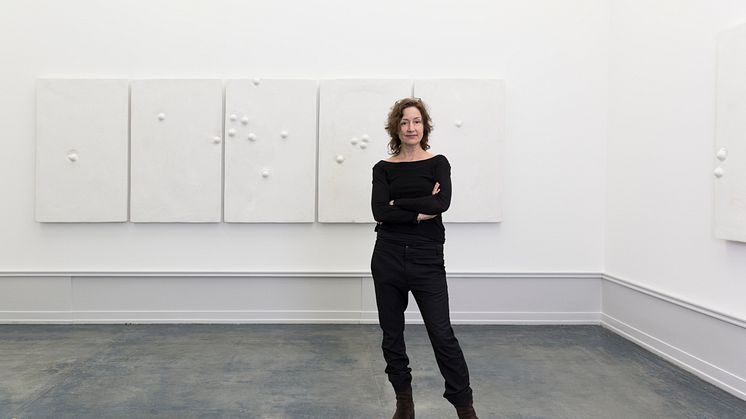 Vinner av Lorck Schive Kunstpris 2017, Vibeke Tandberg, foran sitt verk Candypool. Foto: TKM/ Christina Undrum Andersen