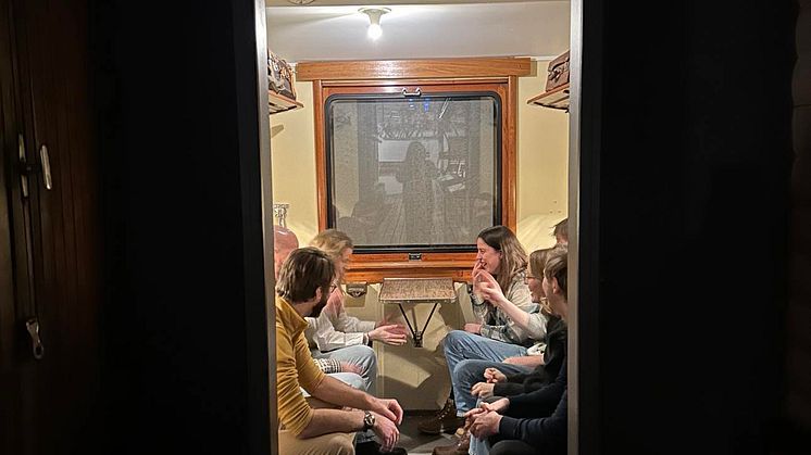 Samtaler i en togkupé under SENT på Teknisk museum_foto_NTMJillBottolfsen