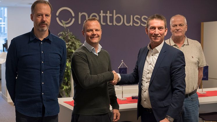 Fra venstre Hans Petter Sundberg, teknisk direktør i Nettbuss AS, Øystein Gullaksen, regiondirektør Hordaland Nettbuss AS, Dagfinn Heitmann, områdesjef for IVECO BUS i Norge, Sverige og Finland, og Jens Arne Flåan, flåtesjef i Nettbuss AS.