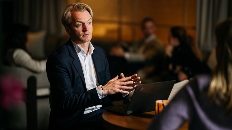 - Halvparten av oss har kuttet i varer som ikke er nødvendige. Vi prioriterer trening, helse, ferie og ting til barna og kjæledyra, sier Jørgen Loeng, partner i PwCs Strategy&. Foto: Krafftwork