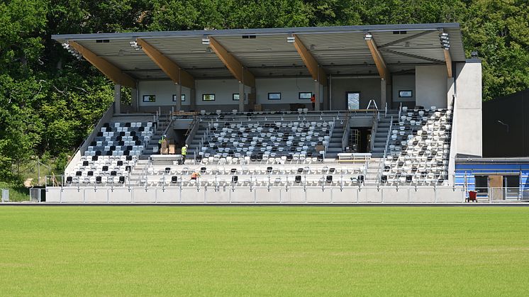 Stolar kommer upp på Östra läktaren på Rimnersvallen