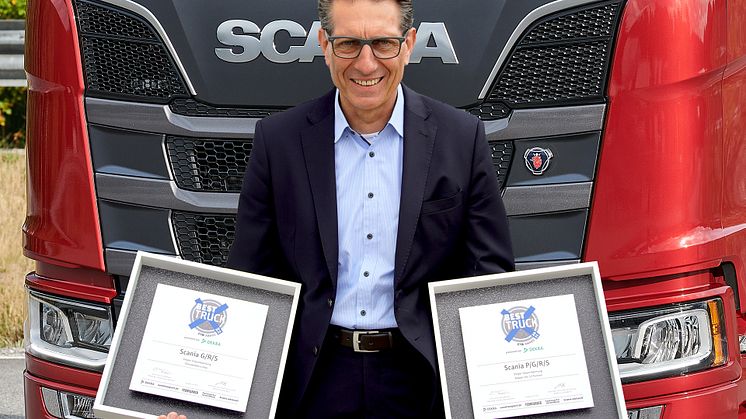 Christian Hottgenroth, Direktor Verkauf Lkw, Scania Deutschland Österreich freut sich über die Auszeichnungen des ETM Verlags.