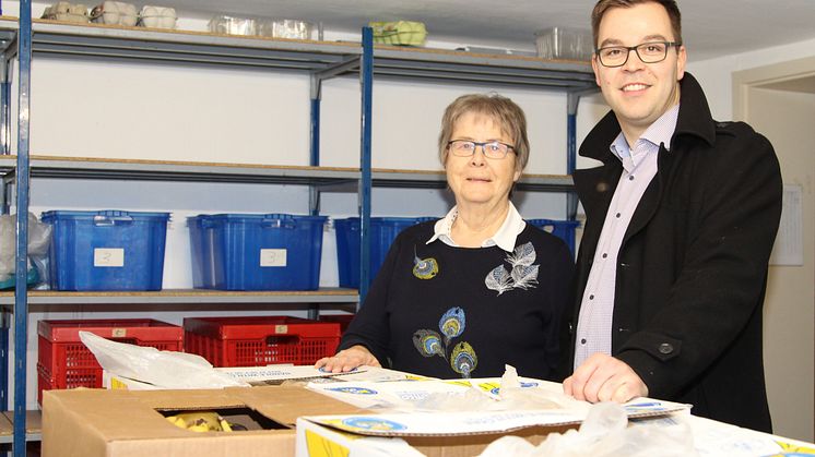 Gut organisiert: Elisabeth Stückemann, Vorstandsmitglied der Detmolder Tafel, zeigt Sebastian Wöhler, Kommunalreferent WWN, die Ausgaberäume.