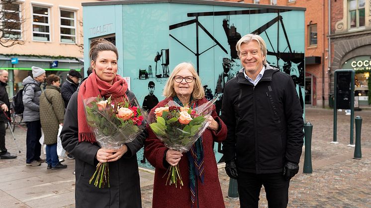 Från vänster: Landskapsarkitekt Malena Kjellstrand, Trafiknämndens ordförande Louise Rehn Winsborg (M) & JCDecaux VD Magnus Heljeberg