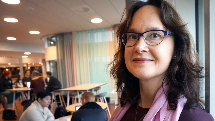 En del ungdomar känner en plikt att vara tillgängliga dygnet runt för sina vänner. Vi måste lyfta detta ansvar från deras axlar, säger Pernilla Garmy, som leder projektet om ungdomars sömn- och medievanor.