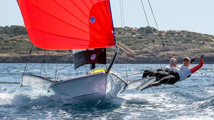 Pia Dahl Andersen og Nora Edland ligger på 4. plass i verdenscupen som pågår i Hyères. De seiler i OL-klassen 49erFX.