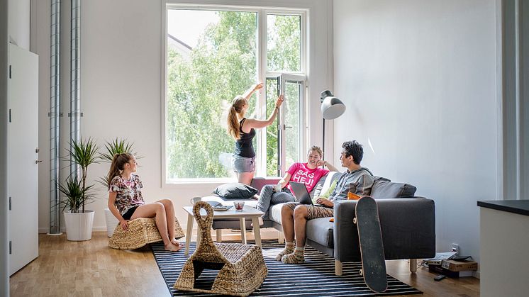 Forskning pågår, dygnet runt. Här syns några av studenterna i gemensamt vardagsrum i HSB Living Lab. Foto: Felix Gerlach