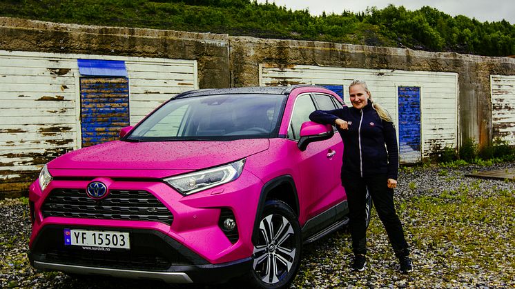 Silje Myrvoll er strålende fornøyd med sin rosa drømmebil RAV4