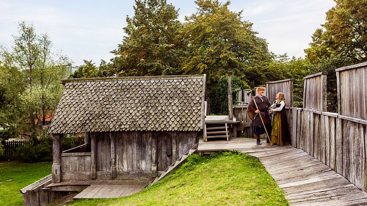 Saga Hegelund och Ola Bogren är två av de lokala vikingaentusiaster som kommer till Trelleborg i helgen. Foto: Apelöga