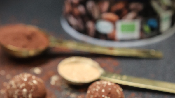 Titta efter märkningarna - genom att välja varor märkta med KRAV och Fairtrade kan du bidra till exempelvis socialt ansvar och renare grundvatten.