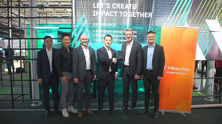 Glæde over samarbejde (fra venstre mod højre): Enquan Liang, Phoenix Contact; Dr. Ye Huang, Alibaba; Dr. Tobias Frank, Phoenix Contact;  Weicai XU, Alibaba, Ulrich Leidecker, Phoenix Contact; Leiming Zeng , Alibaba