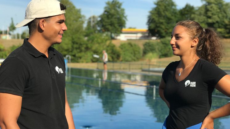Sommarjobbare Helsingborgshem, Firdaus och Khalil – badvärdar