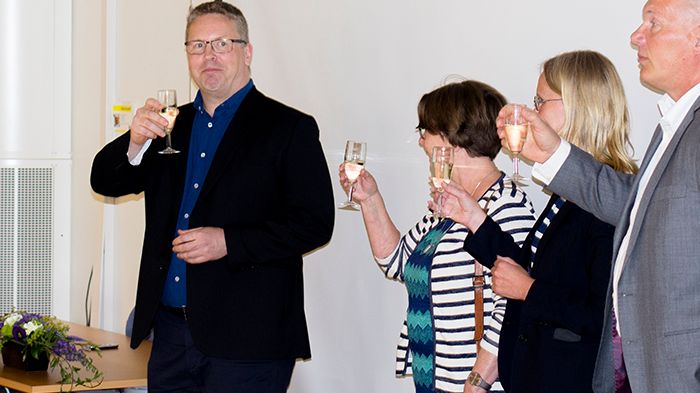 Stefan Andersson längst till vänster utbringar en (alkoholfri) skål i samband med att han blivit doktor.