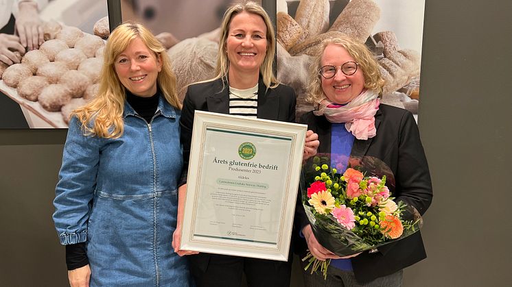 Her mottar markedssjef i Hatting, Elin Renbjør, utmerkelsen "Årets glutenfrie bedrift - Produsenter 2023" fra konstituert generalsekretær Lise Friis Pedersen (t.h) og redaktør i Norsk cøliakiforenings medlemsblad glutenFRI, Tone Nyvold.