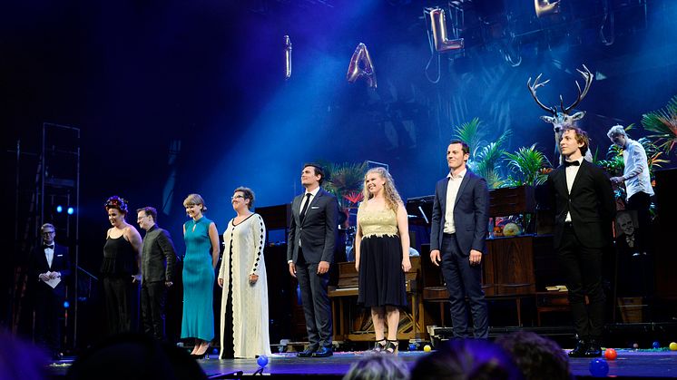 Årets Talenter 2016. Fra venstre: scenograf Franciska Zahle, skuespiller Kristoffer Helmuth, instruktør Liv Helm, skuespiller Marie Knudsen Fogh, sanger Morten Grove Frandsen, sanger Nanna Rossen, skuespiller Simon Sears og danser Tobias Praetorius.