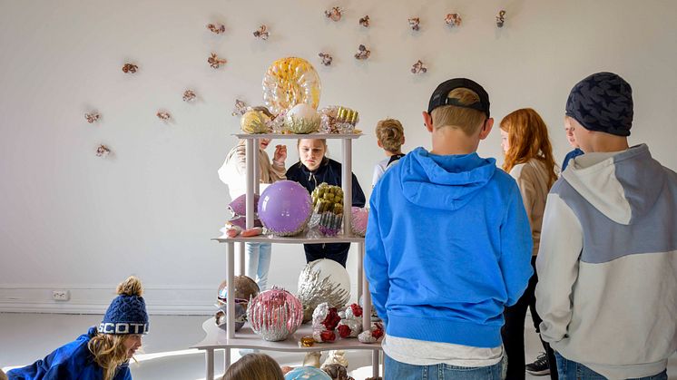 Elever fra Reier skole på omvisning i utstillingen 45. Tendenser, Abundance. Foto: Ingeborg Øien Thorsland, Galleri F 15. 