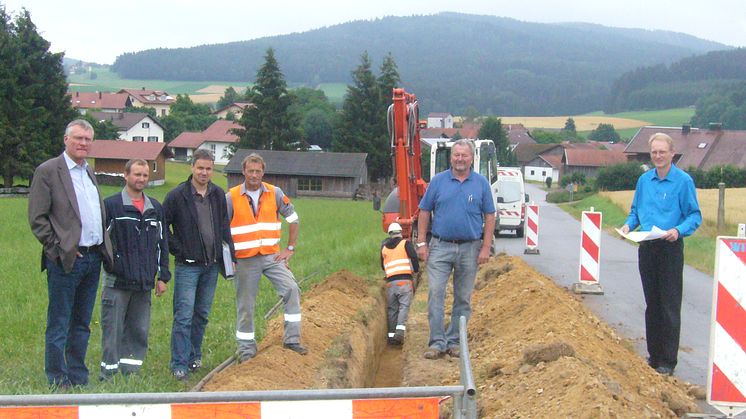 Foto: Rudolf Wittmann, Leiter des Netzbaus am Netzcenter Schwandorf des Bayernwerks (rechts), informierte Josef Marchl, Bürgermeister von Traitsching (links), über die Netzbaumaßnahmen des Bayernwerks.