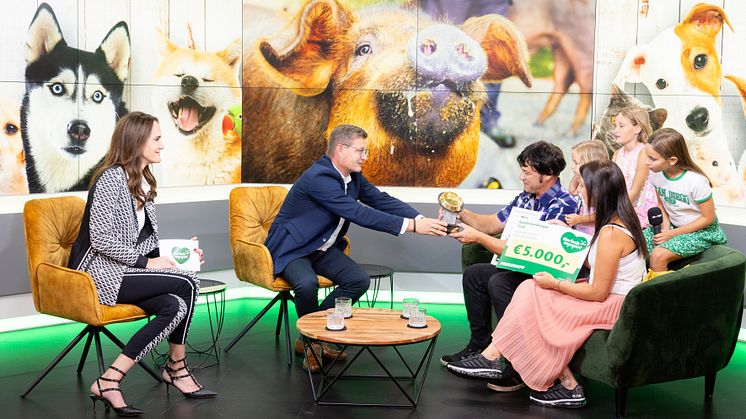 Tiroler Tierschutz-Engagement des Jahres: Hermann Aigner, Geschäftsführer Fressnapf Österreich, übergibt den Goldenen Fressnapf an Roman Pellegrini vom „Haus der Tiere“.