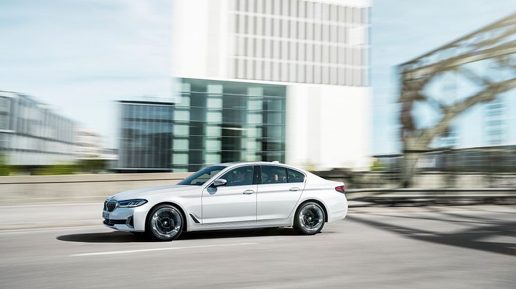 BMW 540i Sedan, Mineralwhite metallic 