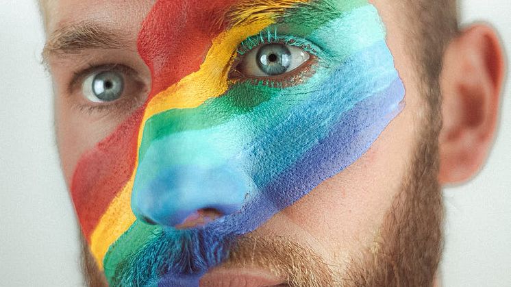 Homo- och bisexuella män har lägre självmordsrisk i mer toleranta länder. Foto: Pexels. CC0.