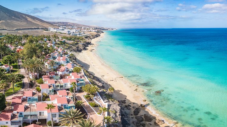 Kanarieöarna har sett störst prisökning det senaste året. Vy över strand på populära Fuerteventura.