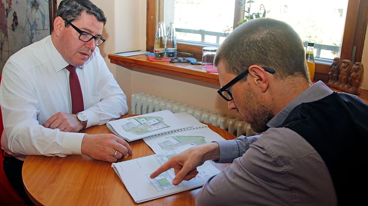 Bernaus Bürgermeister André Stahl lässt sich vom Barnimer Bildungdezernenten Matthias Tacke die Machbarkeitsstudie erklären. Foto: Pressestelle LK Barnim/Oliver Köhler