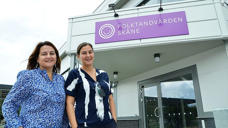 Klinikchef Tatjana Jankovic tillsammans med kliniksamordnare Dajana Nesic utanför Folktandvården Skånes nya klinik i Landskrona.