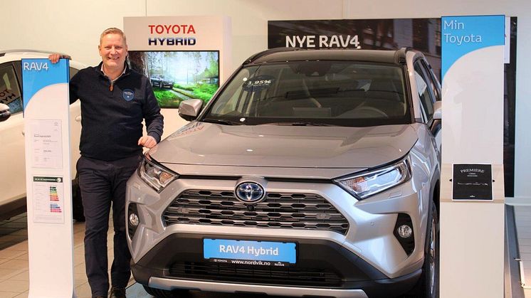 ​  Leknes: Salgssjef Tore Høyen hos Nordvik er klar for lansering av nye RAV4 Hybrid.