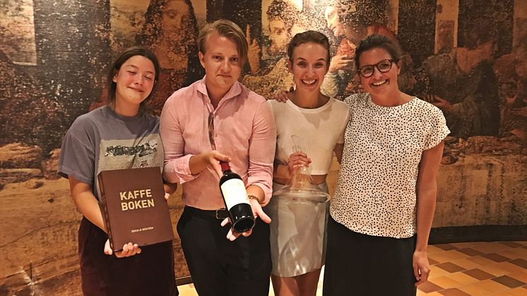 Förra årets vinnare av Roodeberg Grythyttan Edition 2017 var Daniella Rebelo, Emil Eriksson och Anna Berg Grimstad. Till höger  Charlotte Oldne, produktchef för Roodeberg på Arvid Nordquist Vinhandel