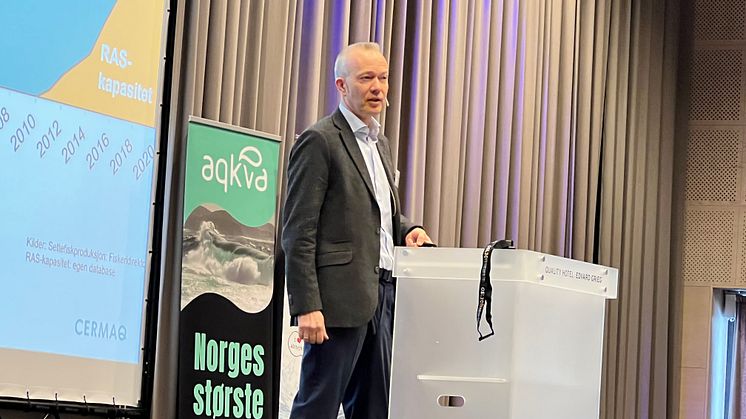 Bendik Fyhn Terjesen on stage at a conference earlier this year. Photo: Ole Andreas Drønen/kyst.no