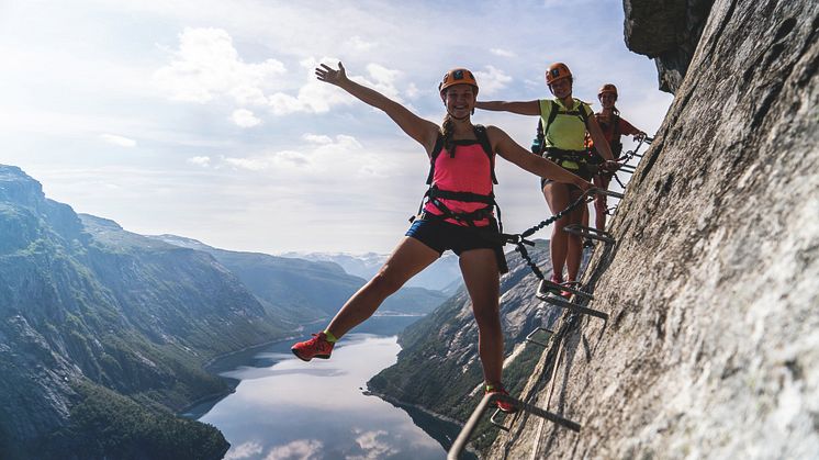 Reiseplanleggeren skal inneholde informasjon fra alle reiselivsdestinasjonen i Fjord Norge-regionen - fra Jæren i sør til Smøla i nord. Foto: Simon Sjøkvist