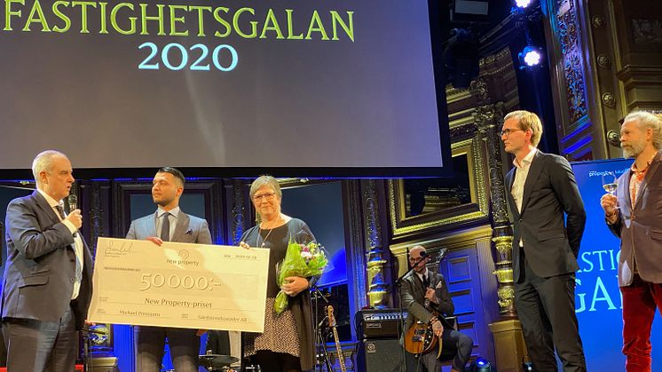 Priset togs emot av Gårdstensbostäders vd Michael Pirosanto, Omar Shawki, huschef och Anki Caspersson, kommunikatör på bolaget. Prisutdelare var New Propertys vd Fredik Leifland och arkitekt Peter Ullstad.