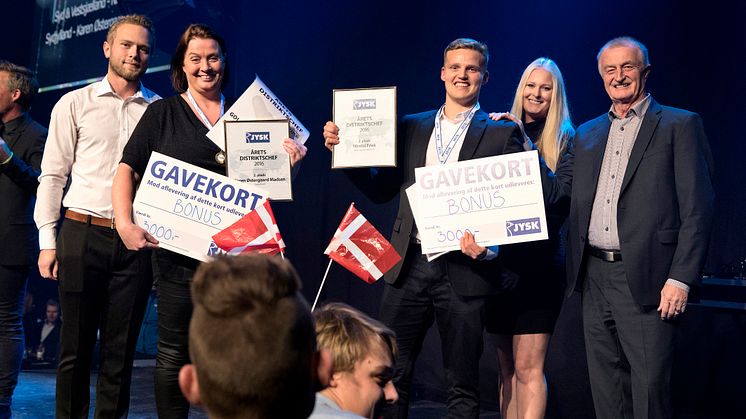 Lars Larsen står altid for årets prisuddelinger. Her ses nogle af vinderne til festen i 2016. (Foto: Martin Dam Kristensen) 