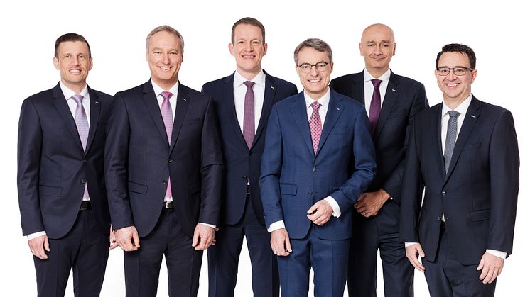 Vasemmalta oikealle: Alexander Tonn, Michael Schilling, Burkhard Eling, Bernhard Simon, Edoardo Podestà, Stefan Hohm