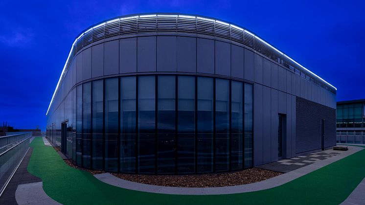 Foto: Cloud 9 photography/ Fagerhult Lighting Ltd. Laufbahn auf der Dachterrasse. Das Gebäude verfügt über eine Dachterrasse mit Schottlands erster Dachlaufbahn. Die grüne Bahn umrundet das gesamte obere Stockwerk. 