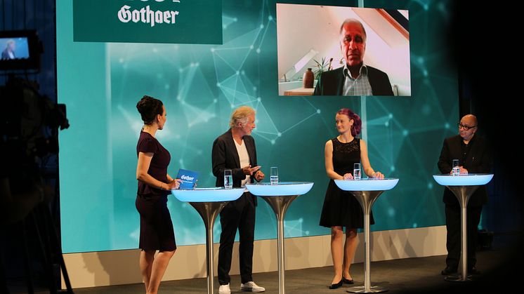 Podiumsdiskussion zu Zukunftsszenarien für das Jahr 2220. Moderatorin Désirée Duray mit Autor Frank Schätzing, Marsforscherin Dr. Christiane Heinicke, Soziologen Prof. Armin Nassehi und dem zugeschalteten Klimaforscher Prof. Mojib Latif.