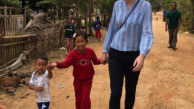 Ann-Marie Christiansen fra Bygma Fonden med børn fra Cambodja 