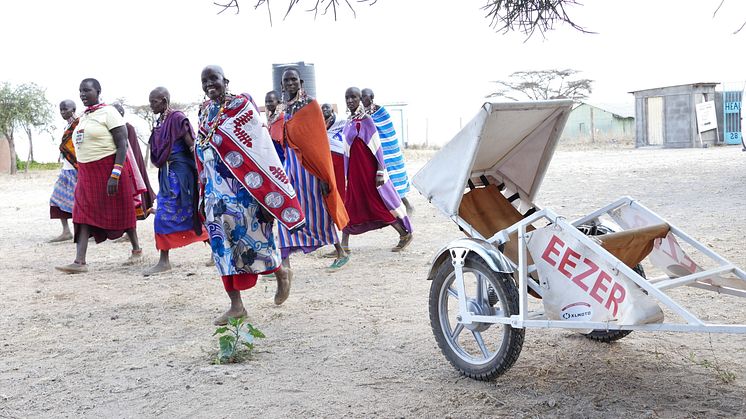 På bilden ses det ekipage som tillsammans med en motorcykel bildar MC-ambulansen som räddar mödrars liv i Burundi.