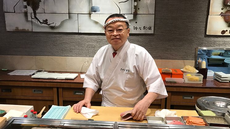Norsk laks er en viktig ingrediens når mesterkokken Masayoshi Kazato lager sushi. (Foto: Christina Neumann/Norges sjømatråd)