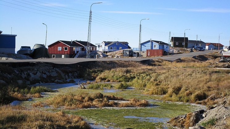 I Ilulissat på Grönland, liksom i många andra arktiska regioner, är vägar som byggts i känslig permafrostterräng särskilt utsatta för deformationer i markytan. Foto: Johanna Scheer